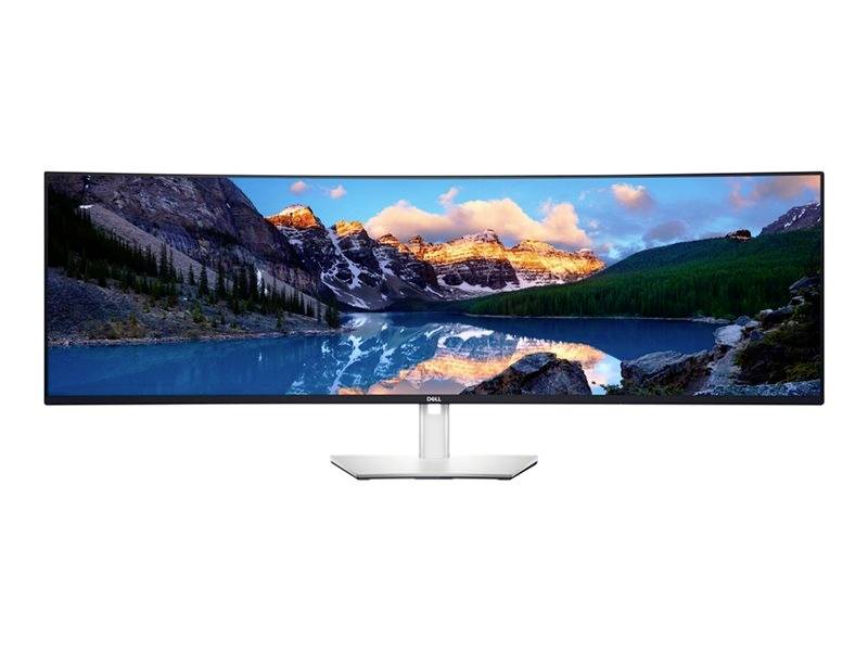 Un monitor ultrawide mostra un paesaggio con un lago tranquillo, circondato da montagne e un cielo al tramonto.