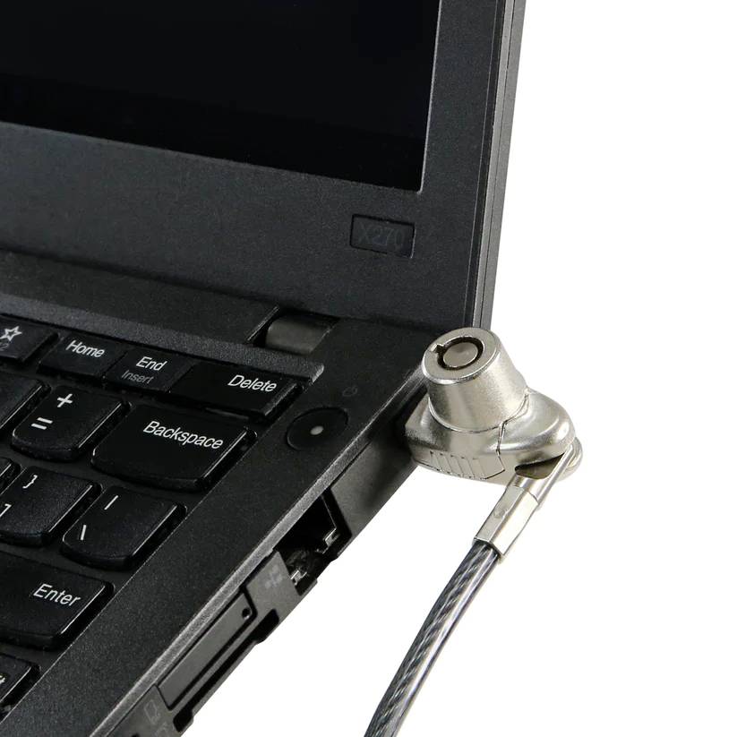 Un laptop aperto con un lucchetto di sicurezza fissato sul lato per prevenire il furto.