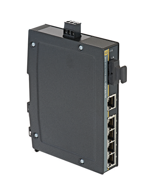 Un switch di rete nero, rettangolare, con cinque porte Ethernet e una porta USB laterale.