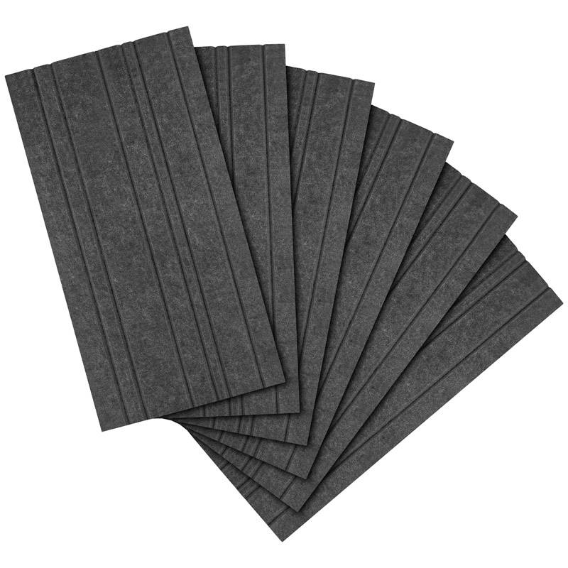 Diversi tappetini rettangolari in gomma grigio scuro sono disposti a ventaglio. Hanno scanalature parallele e sono utilizzati per l'isolamento acustico.