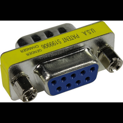 Adattatore D-Sub con etichetta gialla riportante la scritta 'U.S.A. Patent 5199906 Gender Changer'. L'adattatore ha connettori a 9 pin.