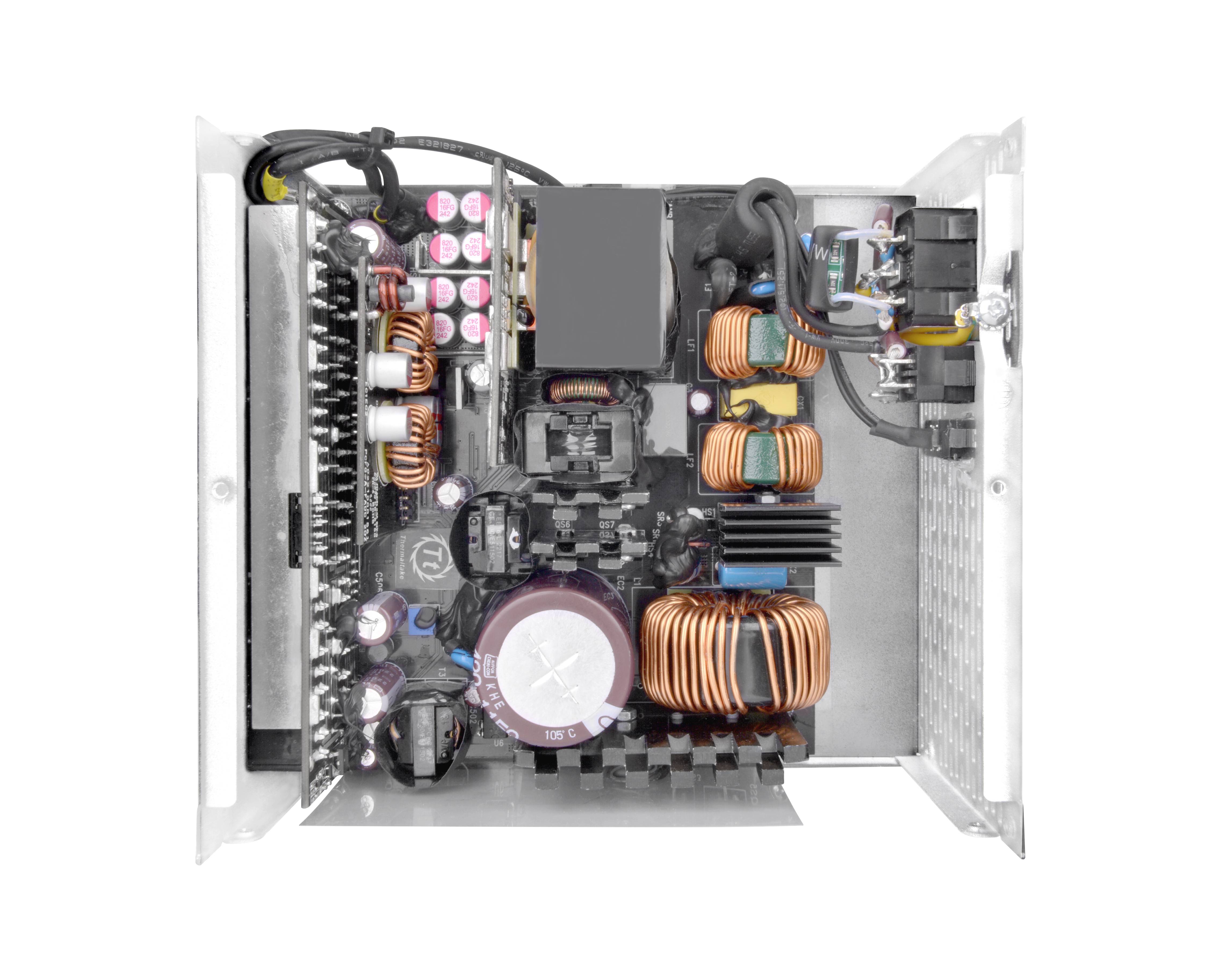 Alimentatore per computer aperto con componenti visibili come induttanze, condensatori e dissipatori di calore, montato in un involucro.