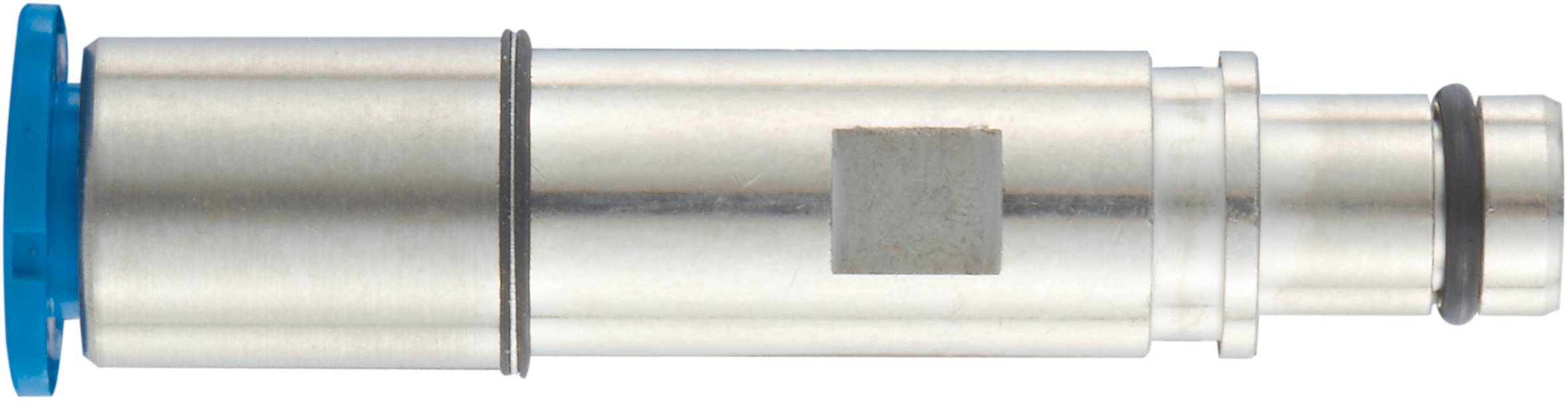 Un pezzo cilindrico in metallo argentato con anelli di tenuta blu e neri, probabilmente un componente meccanico o un parte di macchina.