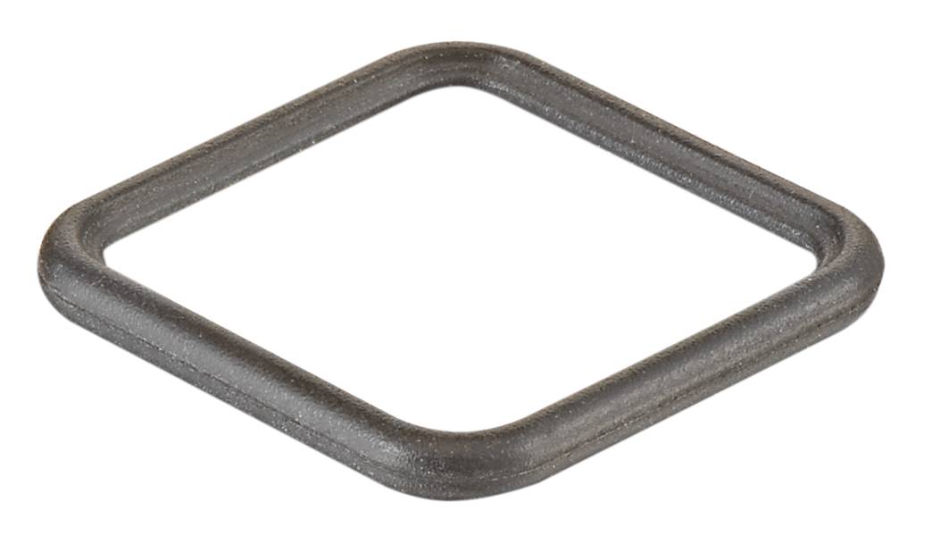 Un anello metallico grigio quadrato è poggiato su una superficie bianca.