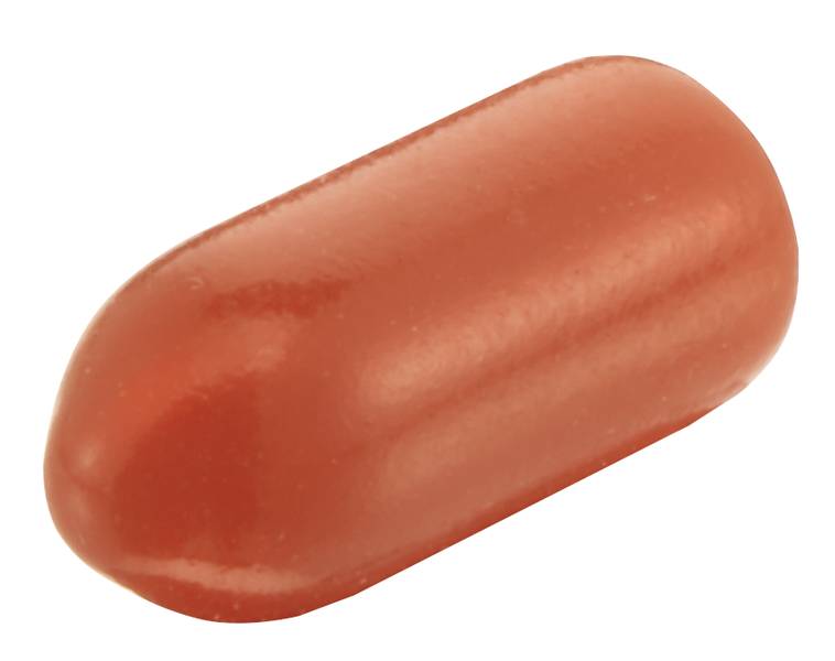 Una capsula rossa, allungata, su sfondo bianco.