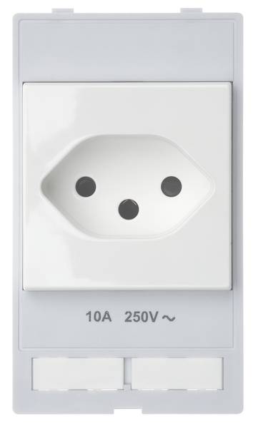 Presa elettrica bianca con disposizione triangolare dei fori per la spina. Sotto sono indicate le specifiche '10A 250V ~'.