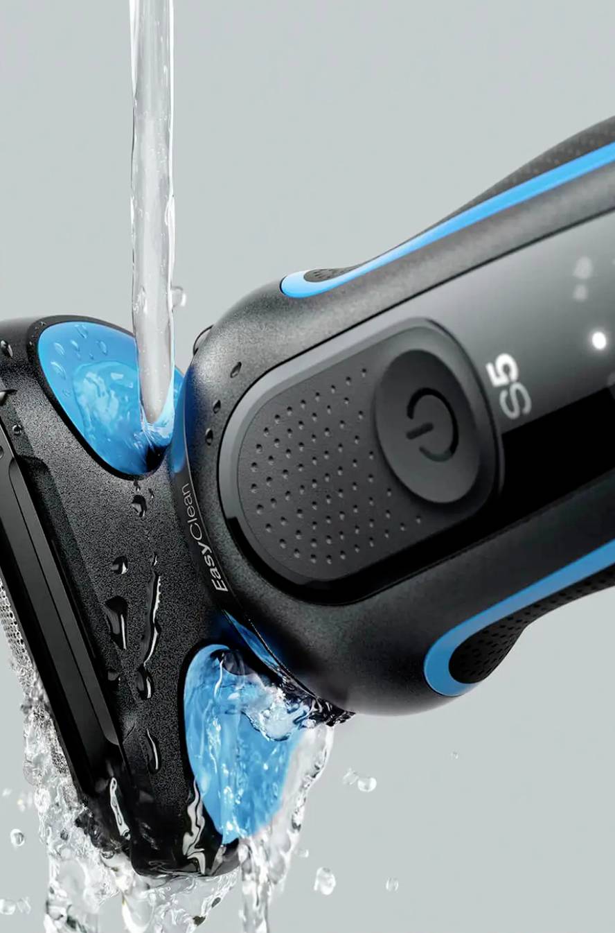 Rasoio elettrico sotto l'acqua corrente, mostra la funzione impermeabile. Il rasoio ha un design moderno, nero e blu.