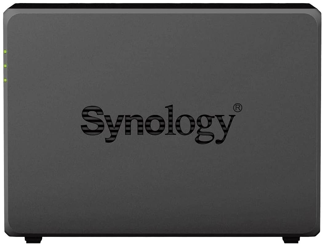 Un'unità NAS Synology nera con il logo Synology al centro. Tre spie LED verdi sono illuminate sul lato sinistro.