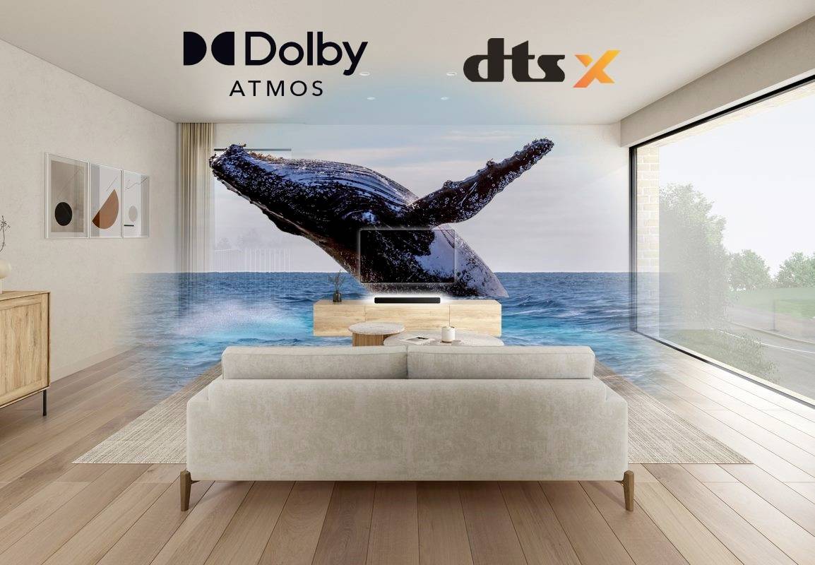 Un soggiorno con una balena che salta fuori da un televisore. I loghi 'Dolby Atmos' e 'dts X' sono visibili in alto, con l'enfasi sulla tecnologia surround sound.