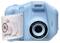 Una fotocamera istantanea blu con la stampa di una foto che sta uscendo. La fotocamera ha una funzione di zoom 10x.