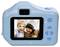 Due bambini posano allegri per un selfie sul display di una fotocamera digitale blu. Ridono e si divertono.