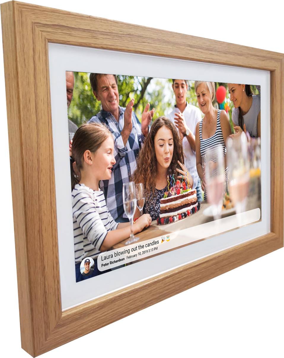 Un gruppo di persone intorno a una donna che spegne le candeline su una torta di compleanno. Nella foto si legge 'Laura spegne le candeline'.