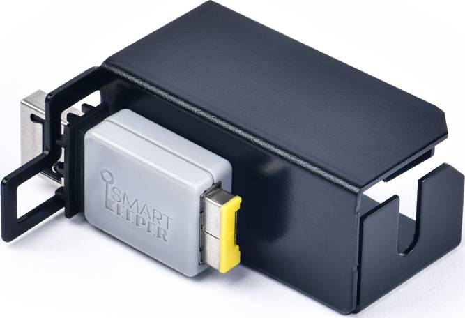 Un involucro nero con un adattatore grigio etichettato 'SMART READER'. L'adattatore ha porte USB su entrambe le estremità.