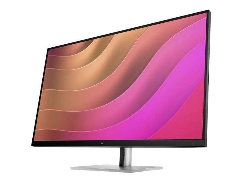 Un monitor computeristico moderno con uno sfondo onduloso luminoso in tonalità di rosso e rosa, poggiato su un supporto sottile.