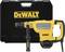 Martello demolitore giallo DeWalt davanti a una valigetta degli attrezzi nera con il logo DeWalt, adatto per lavori edili pesanti.