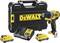 Set di avvitatore DeWalt con avvitatore giallo, tre batterie, caricabatterie e valigetta di trasporto nera con logo 'DeWalt'.