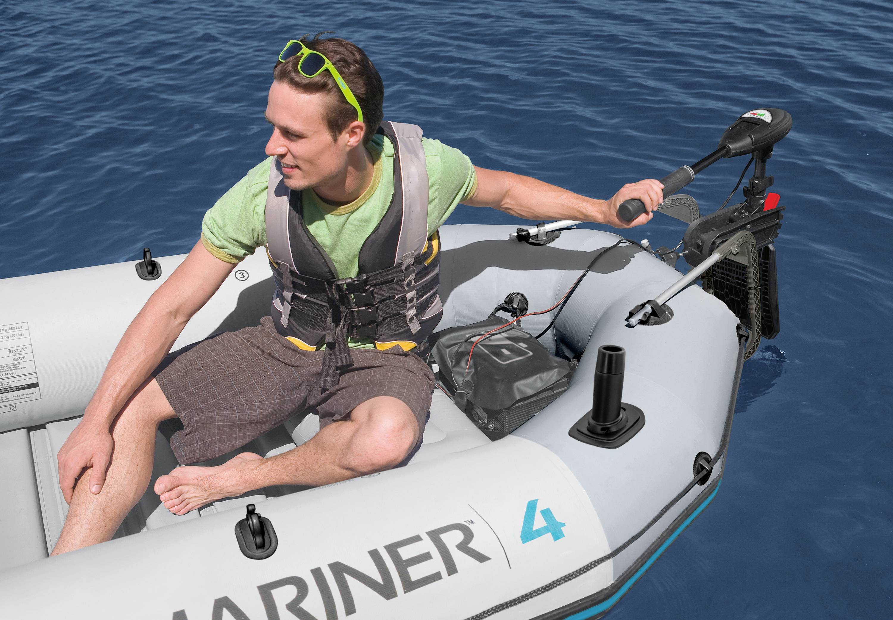 Una persona su un gommone in mare aperto sta guidando con un motore.