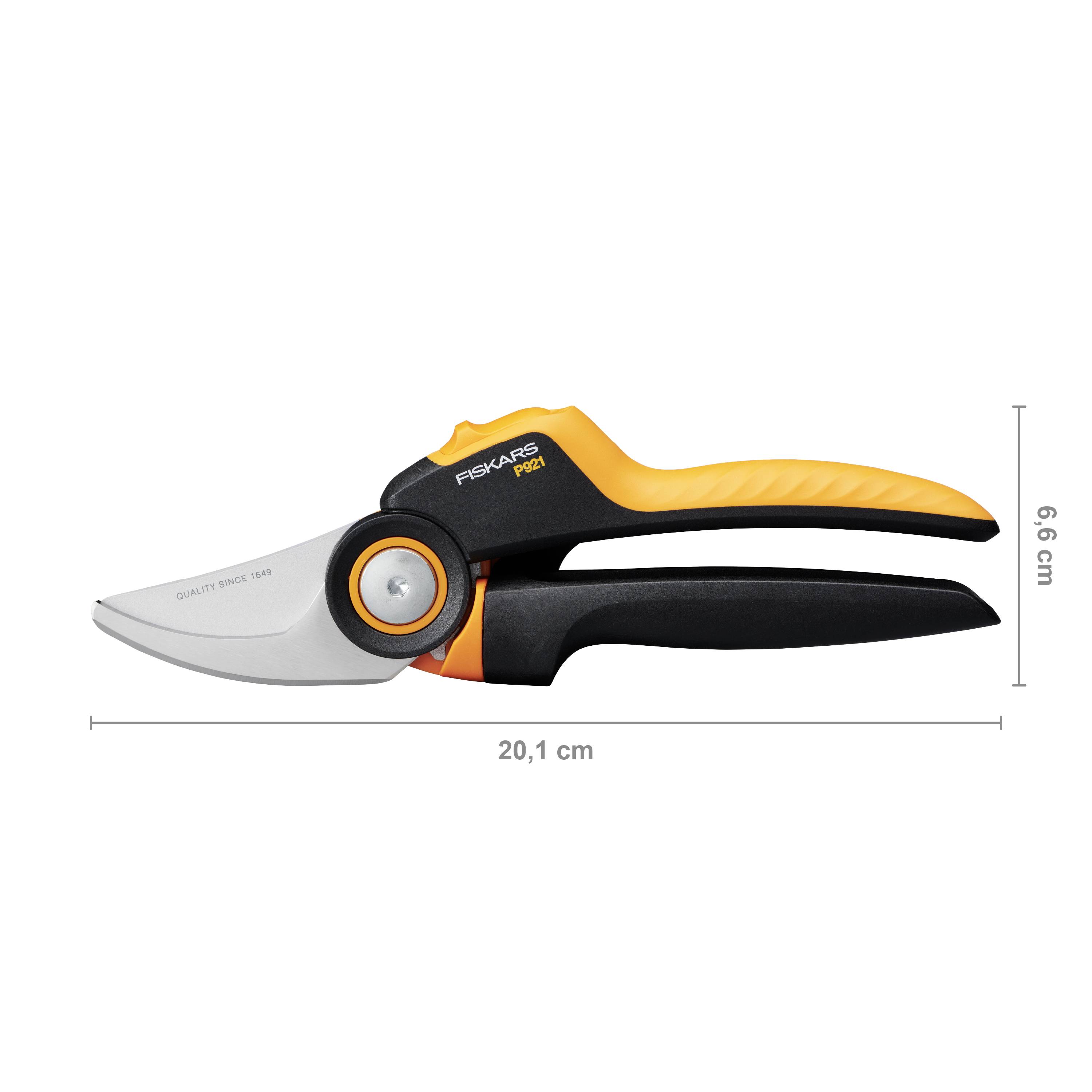 Forbice da giardino con impugnatura arancione e nera e lama tagliente argentata. Dimensioni: lunghezza 20,1 cm, altezza 6,6 cm. Nome del marchio ben visibile.