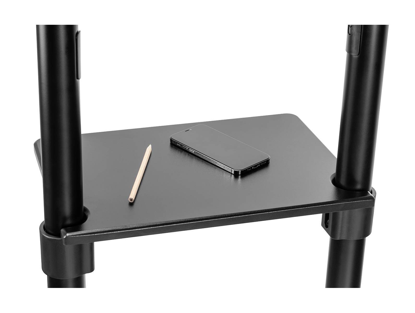 Una penna e un smartphone nero sono poggiati su un piccolo tavolo nero, sostenuto da due colonne nere.