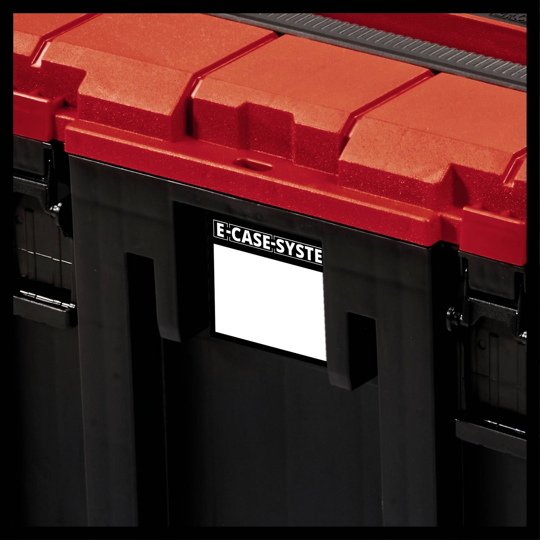 Scatola nera in plastica con coperchio rosso, su un'etichetta è scritto 'E-CASE-SYSTEM'.