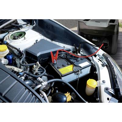 Un'auto si avvia con un supporto di emergenza portatile per batteria. I cavi sono collegati alla batteria dell'auto per avviare il processo di carica.