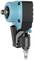 Un avvitatore a impulsi pneumatico blu e nero con attacco metallico e leva di azionamento, tipico per applicazioni di officina.