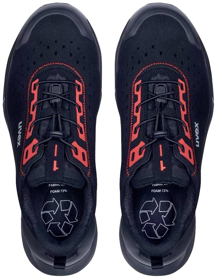 Scarpe sportive nere con accenti rossi e materiale riciclabile, viste dall'alto. Adatte per attività all'aperto.