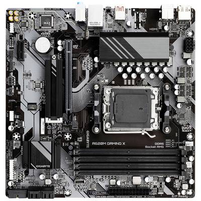 Una scheda madre nera con la scritta 'Gigabyte A620M Gaming X', che mostra le porte di connessione, gli slot per RAM e un socket per CPU.