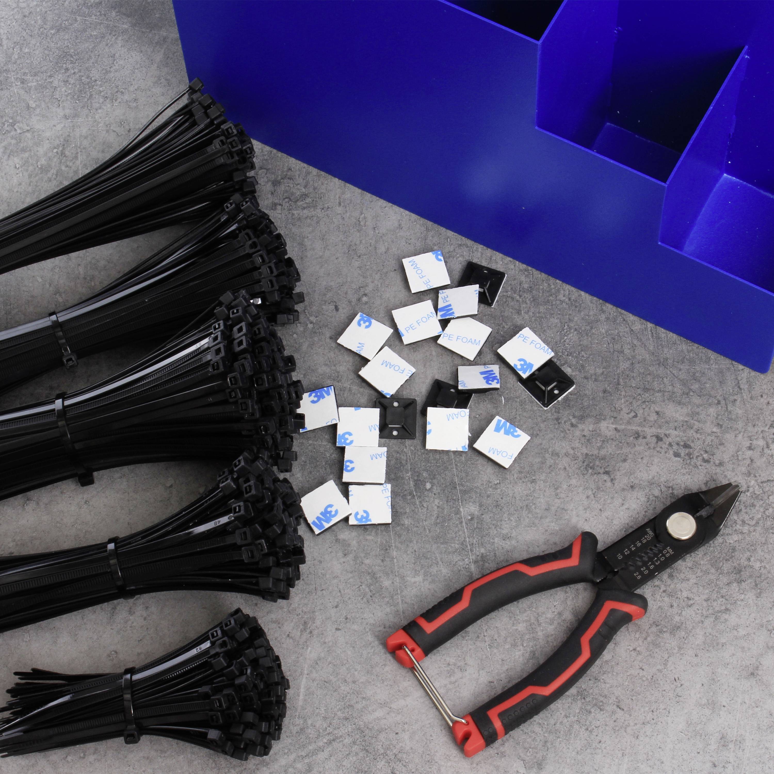 Fascio di fascette per cavi, colla per cavi, organizer blu e tronchese su superficie grigia. Strumenti di lavoro per la gestione dei cavi.