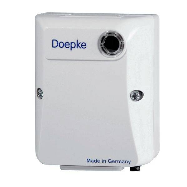 Un dispositivo elettrico bianco con la scritta 'Doepke'. Ha un'apertura circolare e riporta la scritta 'Made in Germany'.