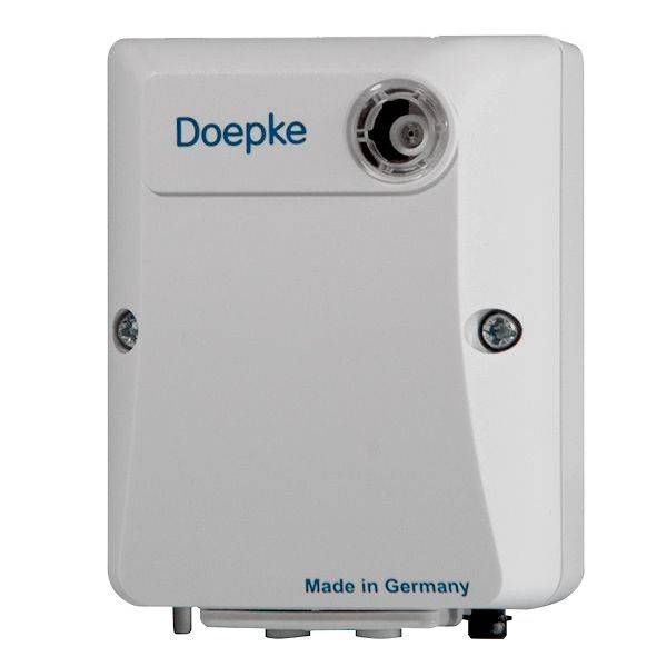 Un dispositivo elettrico bianco con la scritta 'Doepke' in alto e 'Made in Germany' in basso. Sono visibili due viti.