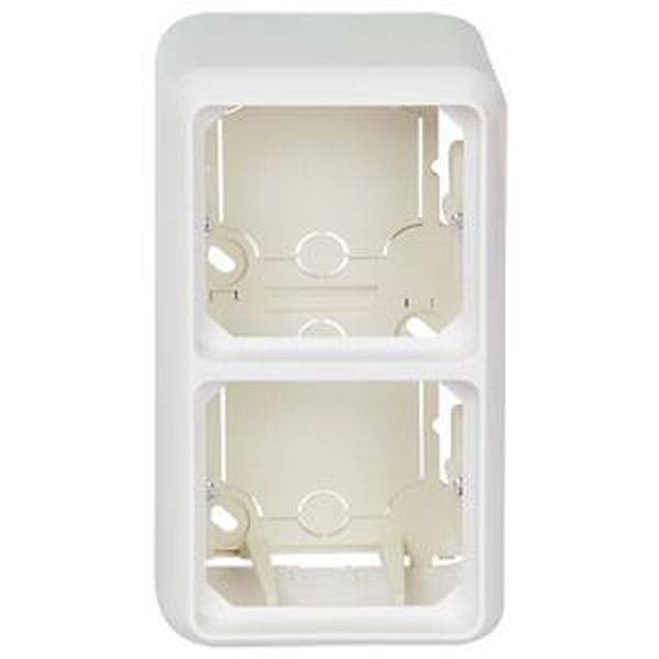 Scatola da incasso doppia in plastica bianca, idonea all'installazione di due prese elettriche, priva di coperchio.