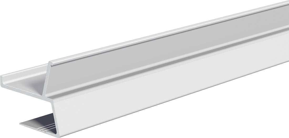 Un lungo canale/profilo in alluminio con una scanalatura a forma di V, mostrato in primo piano su uno sfondo bianco.