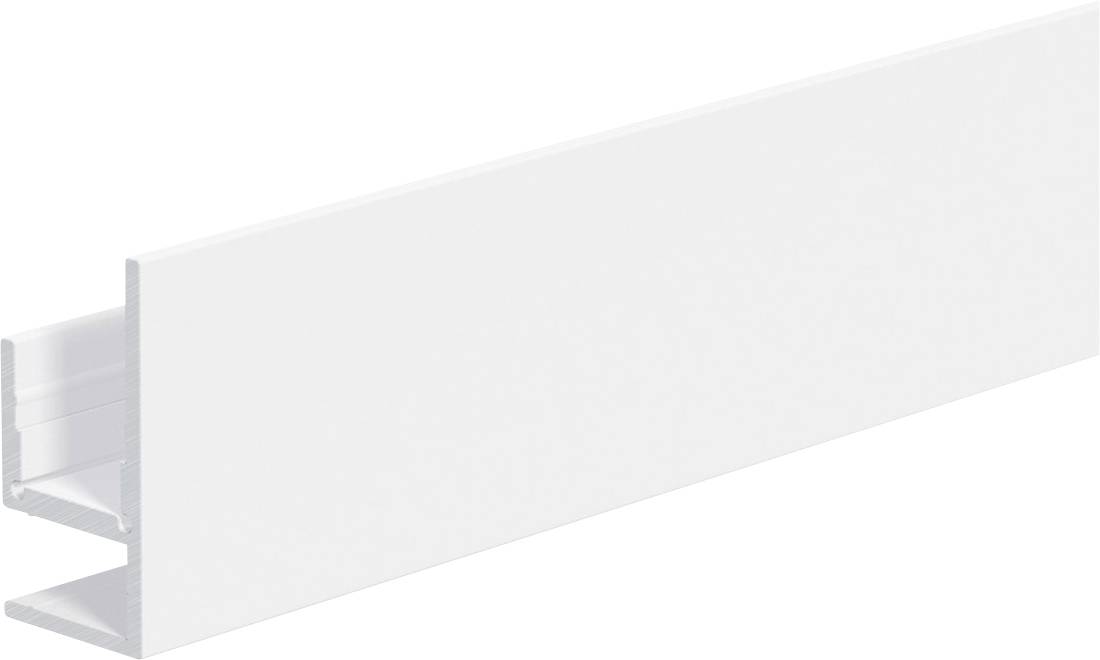 Profilo di canale o trim rettangolare in metallo bianco mostrato in prospettiva su sfondo bianco.
