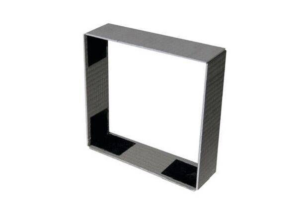 Cornice metallica di forma rettangolare, di colore nero con superficie riflettente. Idonea per supportare progetti di costruzione o ingegneria.