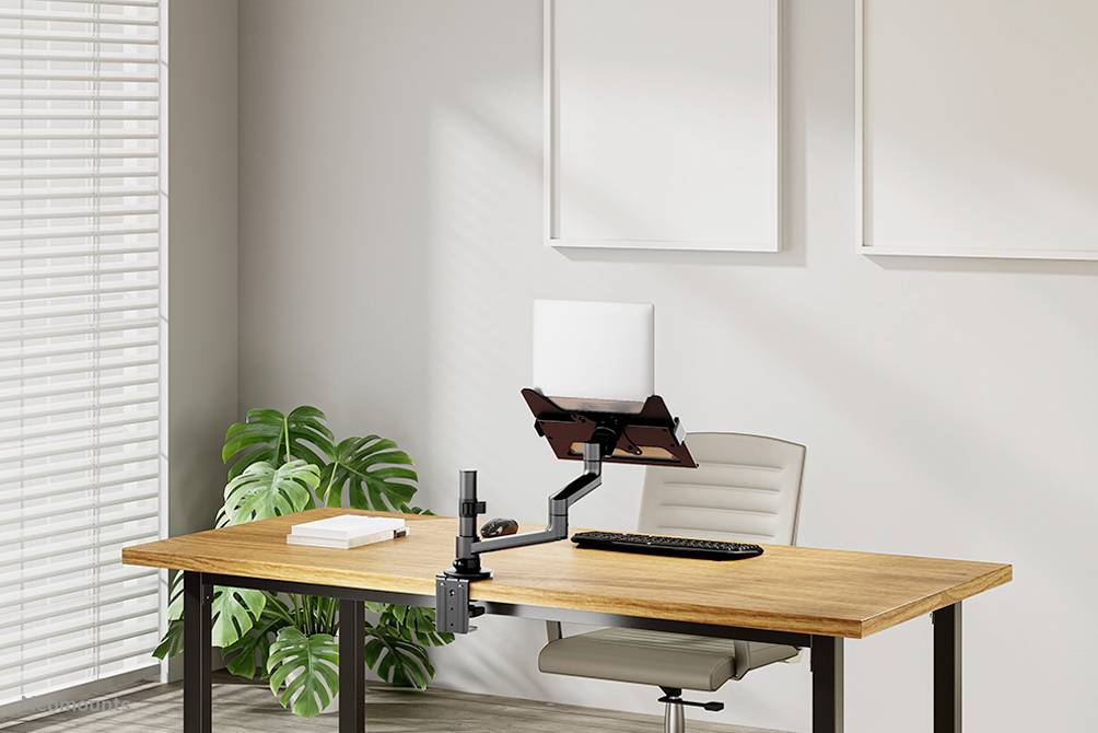 Un posto di lavoro moderno con tavolo in legno, sedia ergonomica e supporto per monitor. La luce filtra attraverso le veneziane su una pianta.