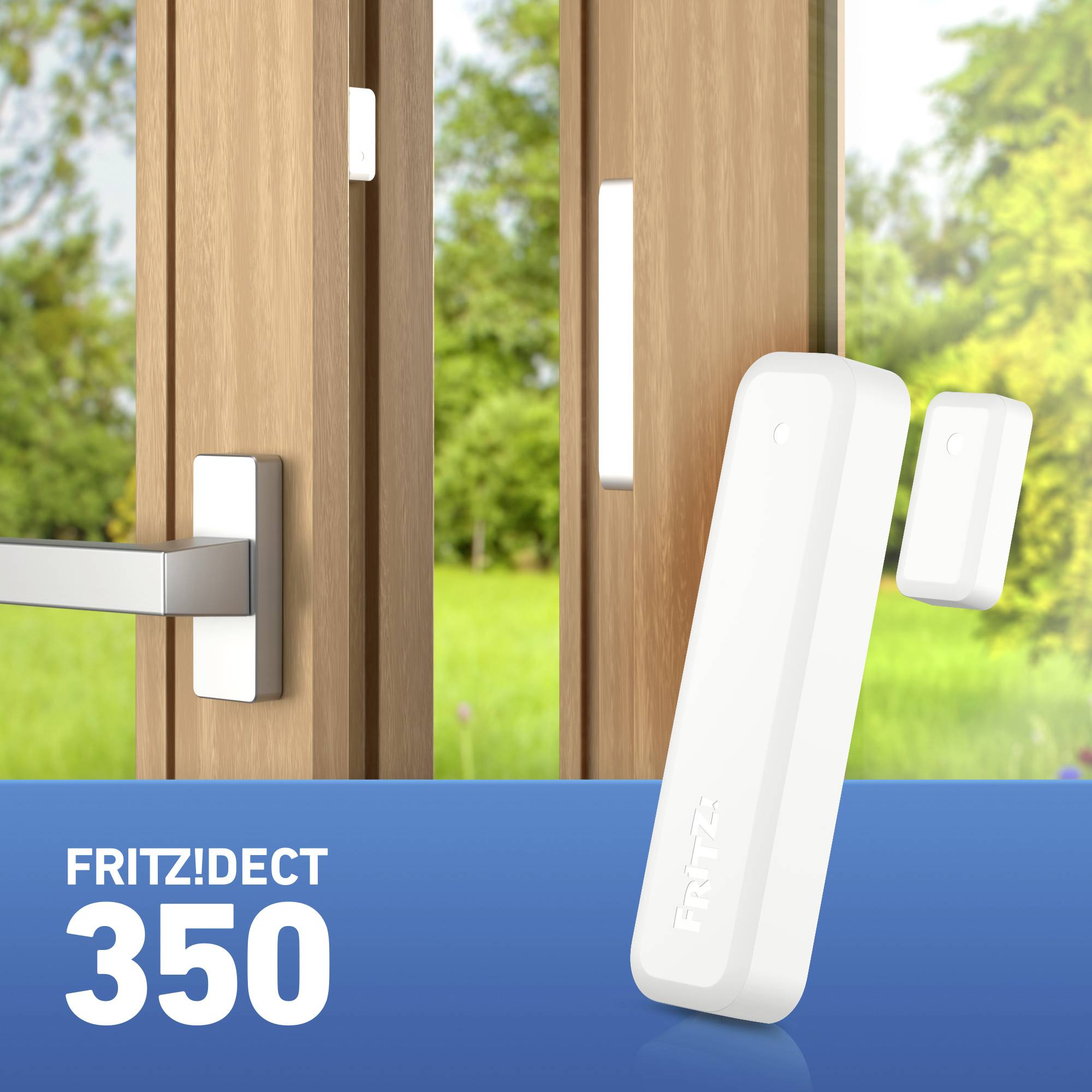 Sensore porta 'FRITZ!DECT 350' montato davanti a una finestra aperta su un prato verde, mostrando un design moderno e un'applicazione pratica.
