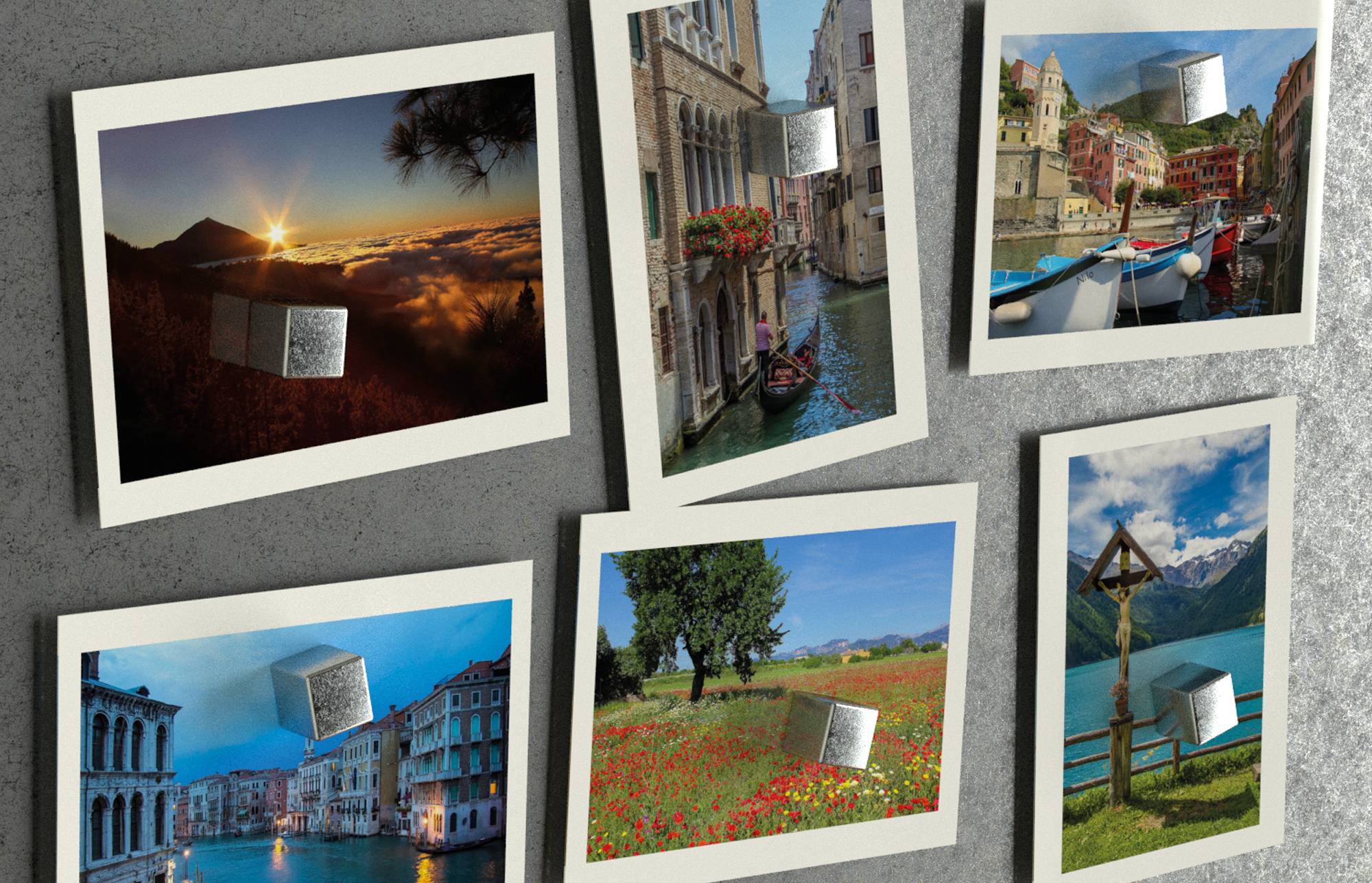 Un collage di sei foto di paesaggi incorniciate, ciascuna con un overlay di cubo d'argento fluttuante, che mostrano tramonti, canali, panorami urbani, fiori e un lago di montagna.