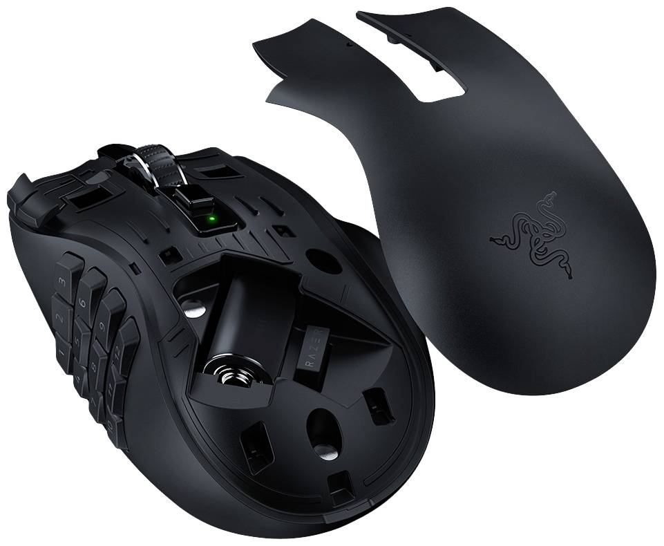 In figura è mostrato un mouse da gaming nero con il coperchio rimosso, che mostra numerosi tasti laterali e una rotella di scorrimento.