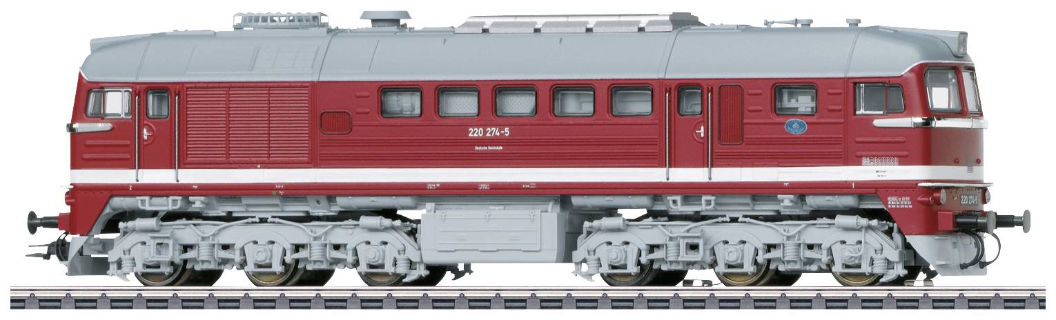 Treno merci rosso e grigio su un binario, vista laterale. Locomotiva con caratteristiche prese d'aria e finestrini stretti.