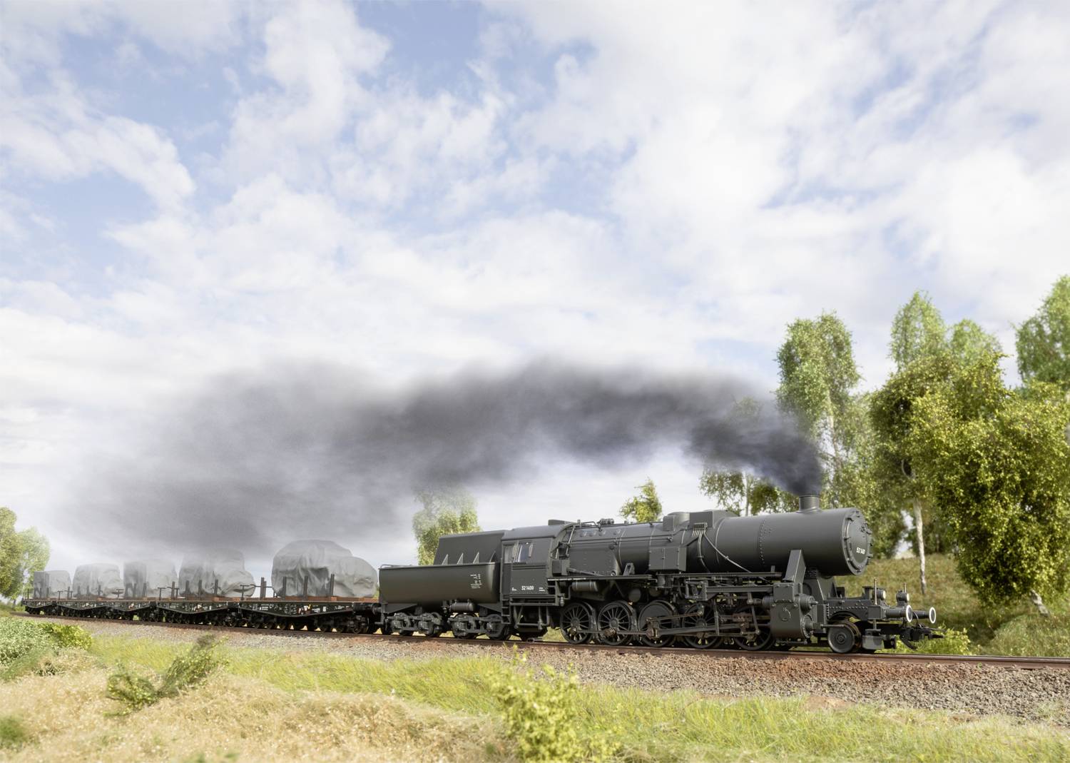 Un treno merci a vapore traina diversi vagoni attraverso un paesaggio idilliaco con alberi e un cielo nuvoloso.