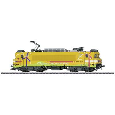 Locomotiva elettrica gialla con la scritta 'CO₂-neutral onderweg'. Locomotiva ferma sui binari, trasporto eco-compatibile.