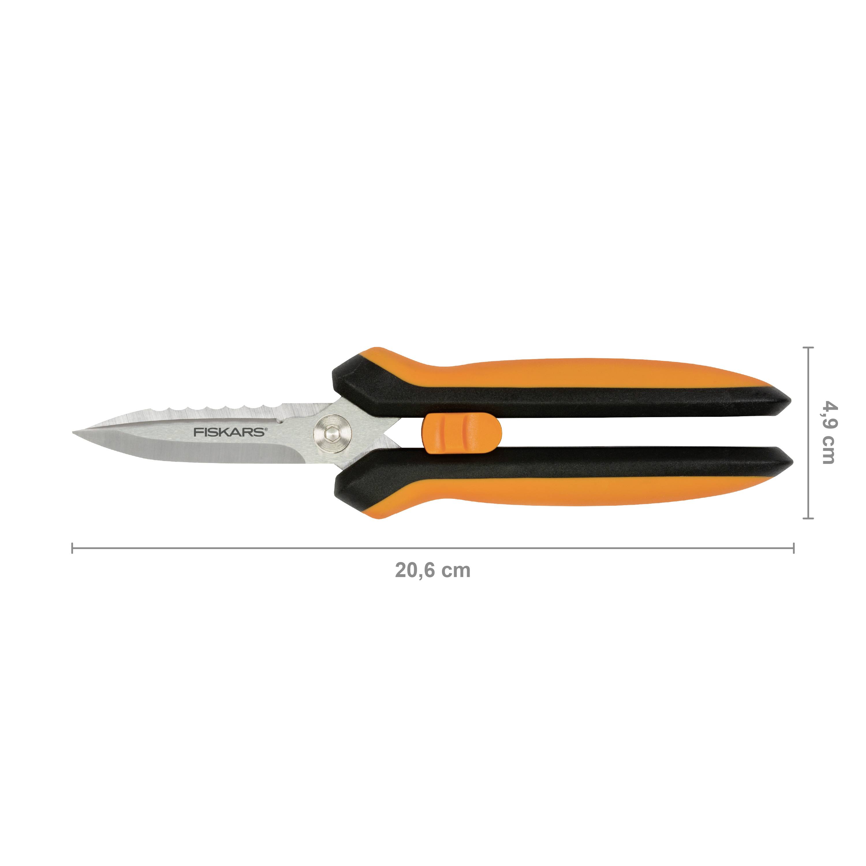 Una forbice Fiskars arancione e nera, con impugnatura larga, lunga 20,6 cm. Lama in acciaio inossidabile con dentatura a sinistra, lunga 4,9 cm.