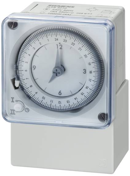 Orologio analogico con programmatore giornaliero e involucro protettivo trasparente, idoneo per il controllo di dispositivi elettrici.