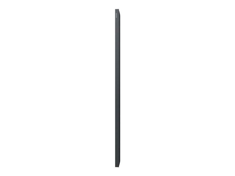 Un televisore moderno, ultra-sottile con cornice nera, ripreso di lato, mostra il design elegante e la costruzione minimalista.