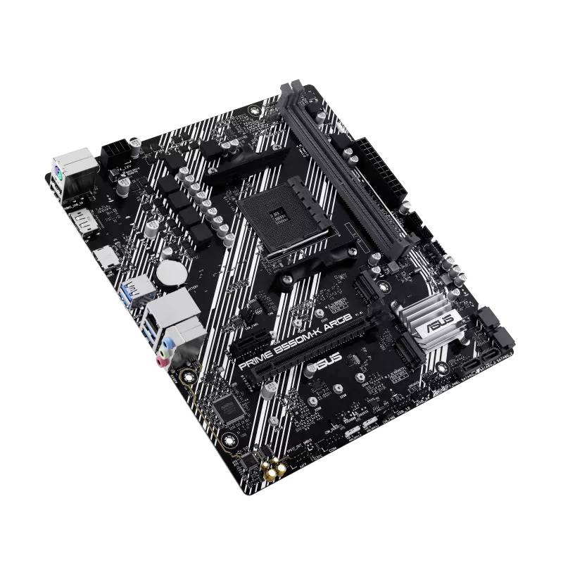 Una vista della scheda madre ASUS mostra dettagli tecnici, numerose porte e slot. Sviluppata per processori AMD.