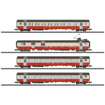 Quattro carri merci di un modello di treno, rossi e grigi, del marchio Märklin sono posizionati sui binari. Rappresentano carri ferroviari svizzeri.