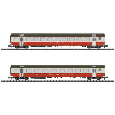 Due vagoni ferroviari rossi e bianchi delle Ferrovie Federali Svizzere sui binari, con la scritta 'SBB CFF FFS' in assetto di trasporto.