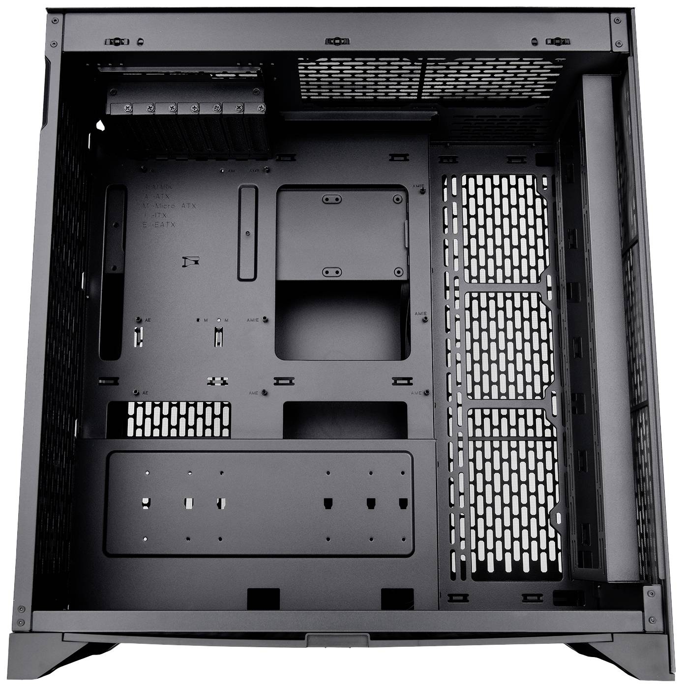 Custodia per computer nera dall'interno. Vuota con punti di fissaggio e fessure di ventilazione visibili. Adatta per componenti PC.