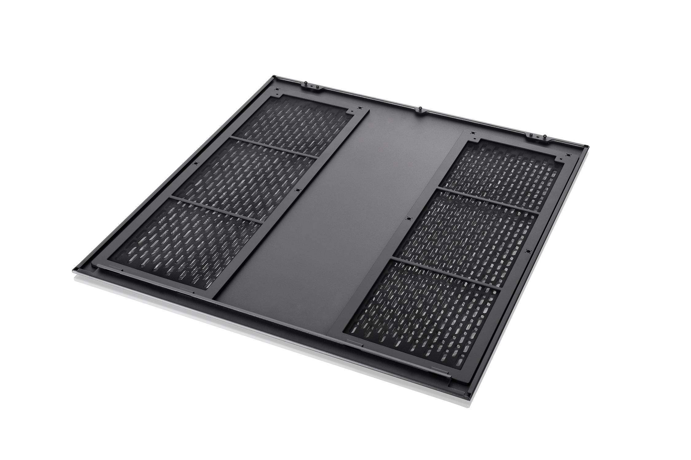 Una griglia di ventilazione rettangolare nera con maglie sottili e un telaio in plastica.